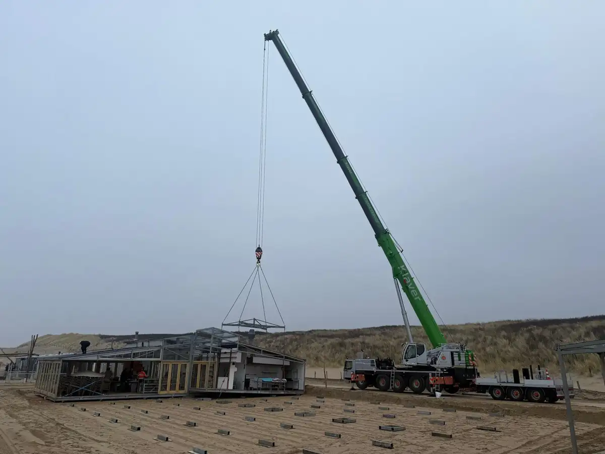 Hijswerk op locatie aan de kust