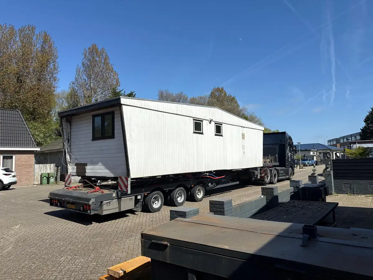 Speciaal transport van woonwagen of stacaravan door Klaver Crane Service